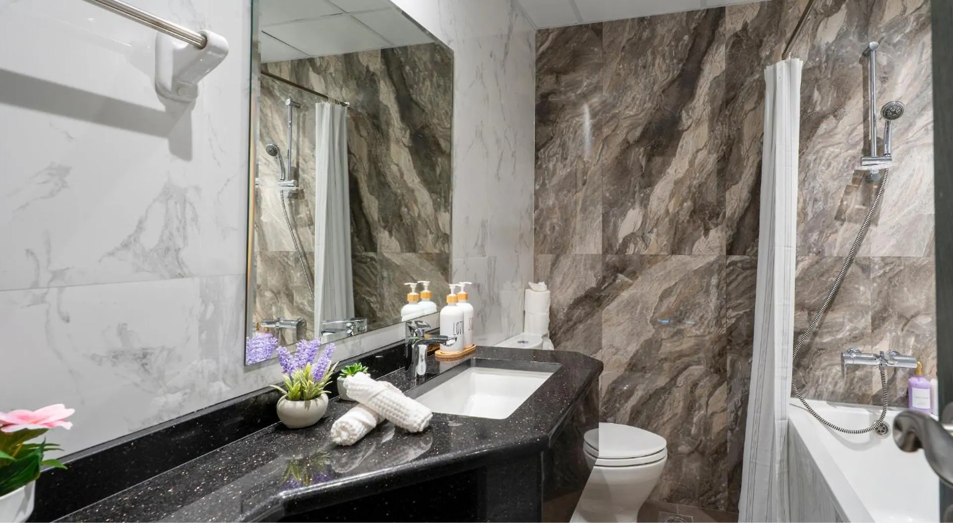 Downtown 2Bhk Family Retreat Apartment Dubai