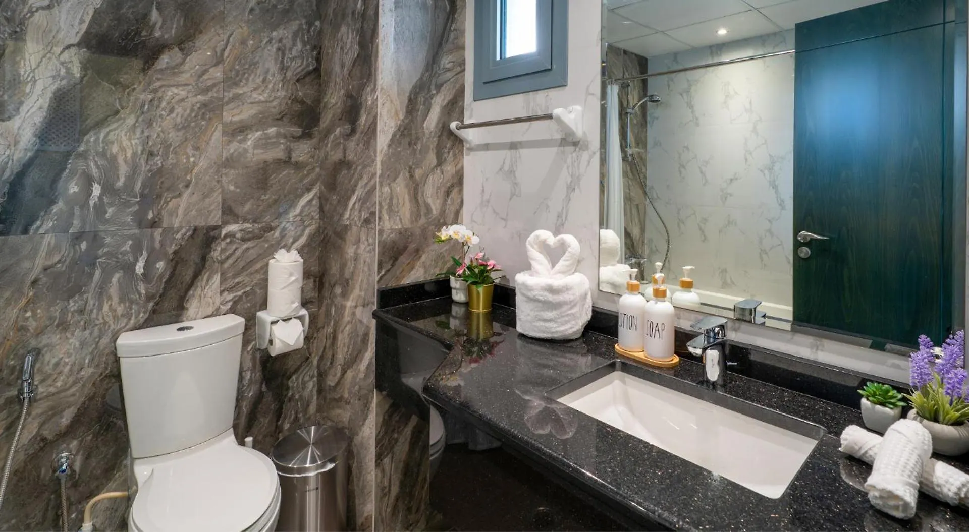 Downtown 2Bhk Family Retreat Apartment Dubai